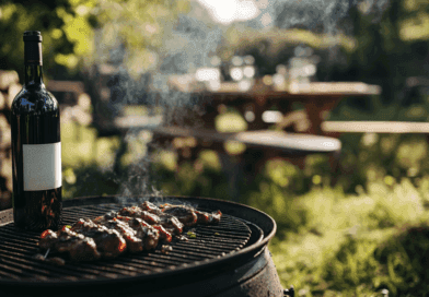Midcent: En solig utomhusbild med fjällande kött på grillen och en flaska rött vin intill, perfekt för sommarens middagar i trädgården. Avkopplande vy med naturens skönhet. Mat.
