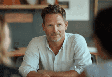 Midcent: Professionell mötesledning och kommunikation framhävs i denna bild, där en person sitter engagerat mitt i en diskussion. Fokus på interpersonell kommunikation och teamarbete. Perfekt för företag som betonar ledarskap och nätverkande. Kategori: Samhälle.