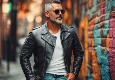 Midcent: En stilfull man i skinnjacka och solglasögon står mot en färgglad vägg i en urban miljö, representerar modern mode och självsäkerhet. Perfekt för marknadsföring och livsstilsinspiration. Teknik.