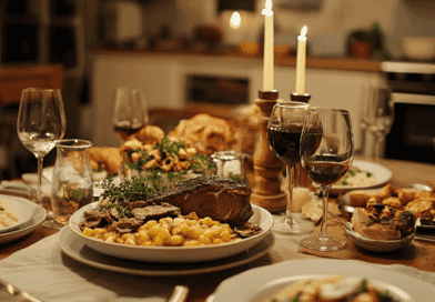 Midcent: En inbjudande middag med lyxig dukning där saftigt kött, potatis och risotto samsas på ett vackert dekorerat bord i en mysig atmosfär. Perfekt för en elegant kväll. Mat.