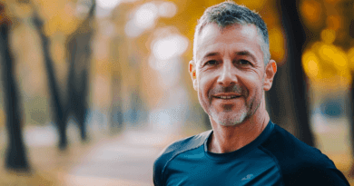 Bilden visar en man som joggar i höstmiljö, vilket framhäver en aktiv livsstil och välbefinnande. Midcent erbjuder inspiration och motivation för en hälsosam vardag. Kategori: Hälsa.