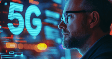 Midcent presenterar den senaste 5G-tekniken i en inspirerande miljö. En man fokuserar på skärmen fylld av avancerade data och futuristisk belysning, vilket symboliserar innovation och framsteg inom kommunikation. Kategori: Teknik.