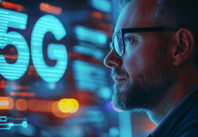 Midcent presenterar den senaste 5G-tekniken i en inspirerande miljö. En man fokuserar på skärmen fylld av avancerade data och futuristisk belysning, vilket symboliserar innovation och framsteg inom kommunikation. Kategori: Teknik.