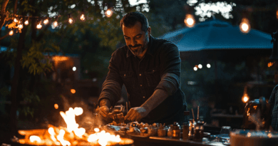 Midcent: En man vid en utomhusgrill lagar mat under kvällsbelysning, omgiven av natur och ljusslingor, vilket skapar en varm och inbjudande atmosfär för socialt umgänge och njutning. Kategori: Mat.