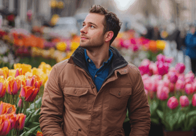 Midcent - En man i centrum av en färgglad blomsterhandel, omgiven av sprakande tulpaner, njuter av en lugn stadsupplevelse. Perfekt för den som älskar blommor och stadsliv. Kategori: Resa.