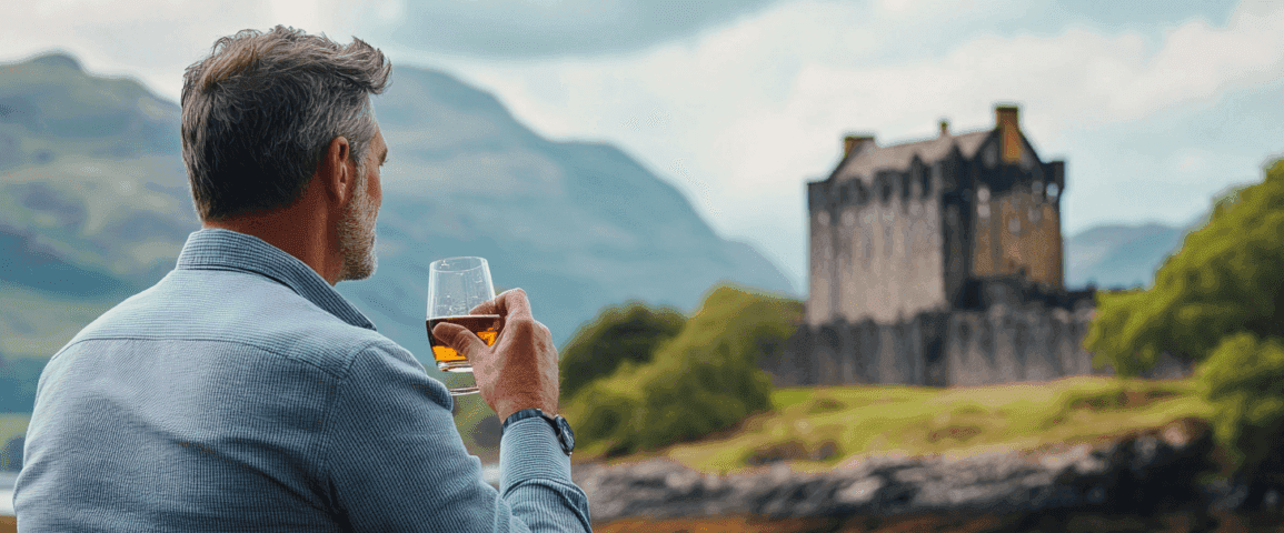 Midcent: En manlig siluett med ett glas whisky blickar ut över ett pittoreskt skotskt landskap med en historisk borg i fonden. En hyllning till livsnjutning och kultur. Resa.