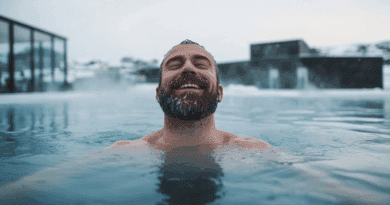 Midcent: Upplev avkoppling med varma källor, omgiven av frostig snö. Bastukultur och vintermagi i perfekt harmoni, ger en känsla av lugn och välbefinnande. Utforska vinterns charm och njut av en fridfull tillvaro. Kategori: Hä