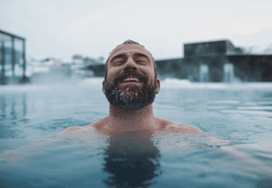 Midcent: Upplev avkoppling med varma källor, omgiven av frostig snö. Bastukultur och vintermagi i perfekt harmoni, ger en känsla av lugn och välbefinnande. Utforska vinterns charm och njut av en fridfull tillvaro. Kategori: Hä