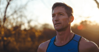 5 vanliga misstag inför marathon och hur du undviker dem Kraftfull och motiverande bild av Midcent utomhus i gryningsljus, iklädd sportkläder. Perfekt för träningsentusiaster som söker inspiration för en aktiv livsstil. Hälsa.