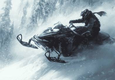 En äventyrlig snöskoterfärd genom ett vinterlandskap fångas perfekt på bild. Snön ryker när föraren navigerar genom skogen. Midcent. Kategori: Sport.