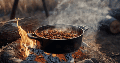 En läcker chili tillagas över öppen eld i en rustik gryta, vilket skapar en autentisk och smakrik matupplevelse utomhus. Perfekt för friluftsentusiaster och matälskare. Upptäck Midcents värld av friluftsmatlagning. Kategori: Mat.