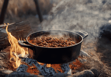 En läcker chili tillagas över öppen eld i en rustik gryta, vilket skapar en autentisk och smakrik matupplevelse utomhus. Perfekt för friluftsentusiaster och matälskare. Upptäck Midcents värld av friluftsmatlagning. Kategori: Mat.