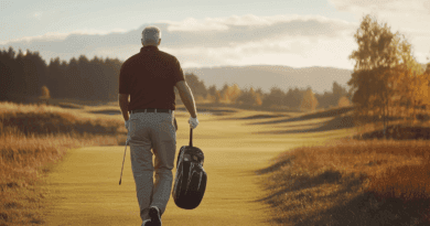 Midcent - SportÄldre man går på en vacker golfbana med klubbor i handen, omgiven av höstfärger och gyllene solnedgång. Perfekt för den golfintresserade som söker inspiration, avkoppling och friluftsliv. Idealisk destination för höstgolf.