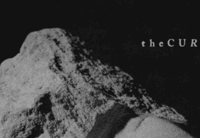 Midcent: UnderhållningEn mörk, konstnärlig bild med texten the CURE i fokus. Skuggor och texturer skapar djup och intensitet, vilket väcker nyfikenhet och ger bilden en mystisk atmosfär. Perfekt för musik- och konstälskare.