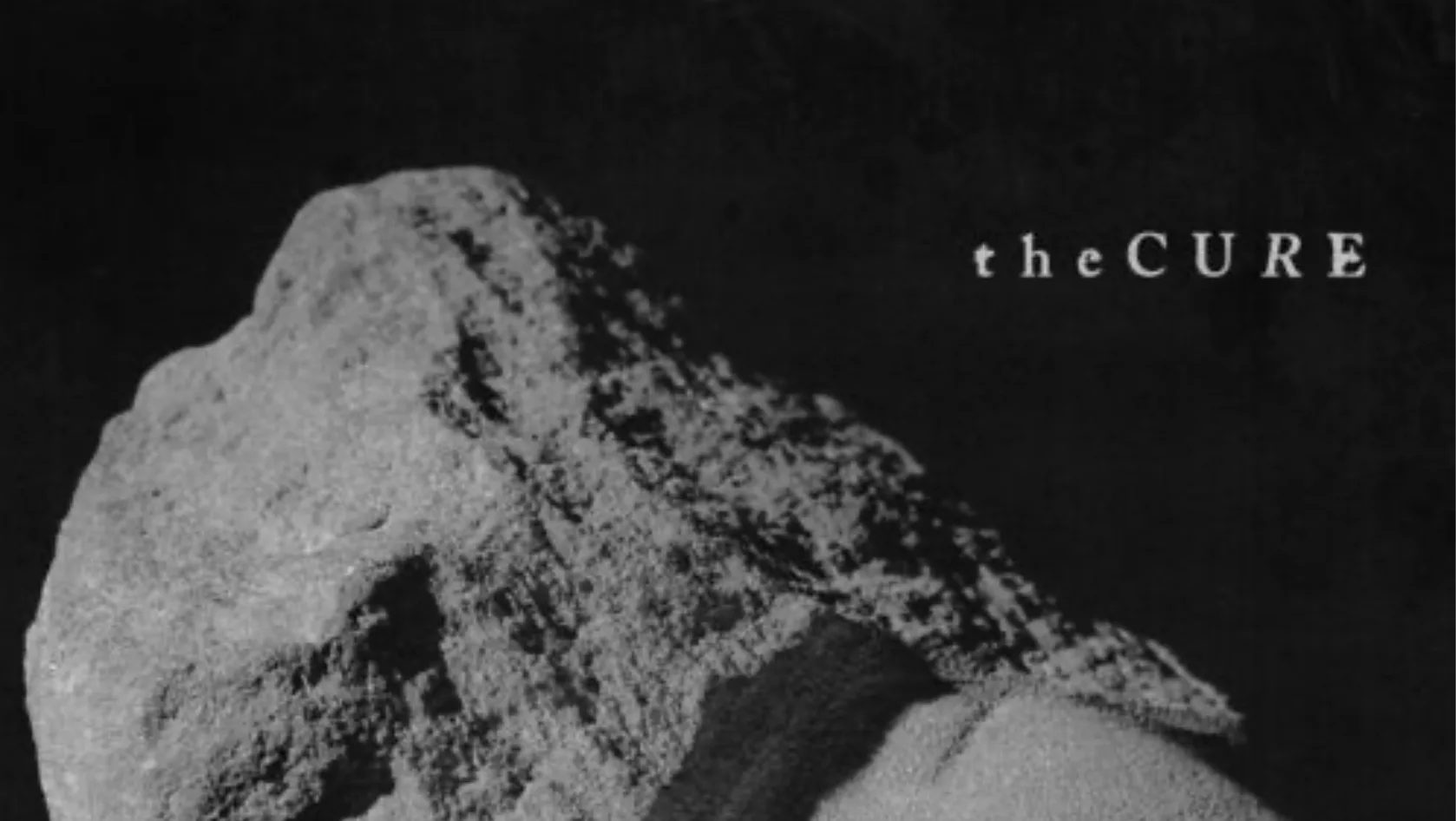 Midcent: UnderhållningEn mörk, konstnärlig bild med texten the CURE i fokus. Skuggor och texturer skapar djup och intensitet, vilket väcker nyfikenhet och ger bilden en mystisk atmosfär. Perfekt för musik- och konstälskare.