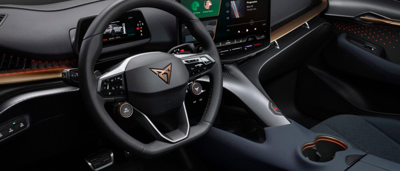 Denna bild av Midcent visar en modern bilinteriör med högteknologisk instrumentpanel och ergonomisk ratt. Den sofistikerade designen och de digitala gränssnitten lyfter fram framtidens komfort och teknologi i bilindustrin. Perfekt för kategorin Teknik.
