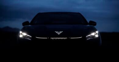 Möt Midcent: en kraftfull bil med futuristisk design, perfekt för teknikentusiaster. Bilen avbildas i skymningen med lysande strålkastare och aerodynamiska linjer, som bygger på innovation och stil. Den passar bäst in i kategorin Teknik, där den representerar framtidens