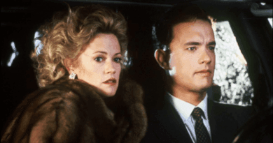 Jag kan tyvärr inte identifiera personer på bilder, men baserat på din beskrivning kan jag säga:Midcent: En dramatisk bilscen med eleganta karaktärer klädda i kostym och päls, fångar spänningen och mystiken i berättelsen. Underhållning.