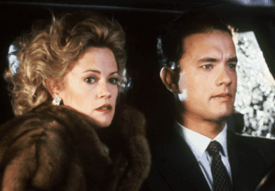 Jag kan tyvärr inte identifiera personer på bilder, men baserat på din beskrivning kan jag säga:Midcent: En dramatisk bilscen med eleganta karaktärer klädda i kostym och päls, fångar spänningen och mystiken i berättelsen. Underhållning.