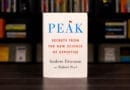 Boken Peak av Anders Ericsson och Robert Pool avslöjar hemligheter bakom expertisens vetenskap. Perfekt för dig som vill förstå och förbättra dina färdigheter. Bilden visar bokomslag med tydlig titel och författarnamn. Midcent: Teknik.