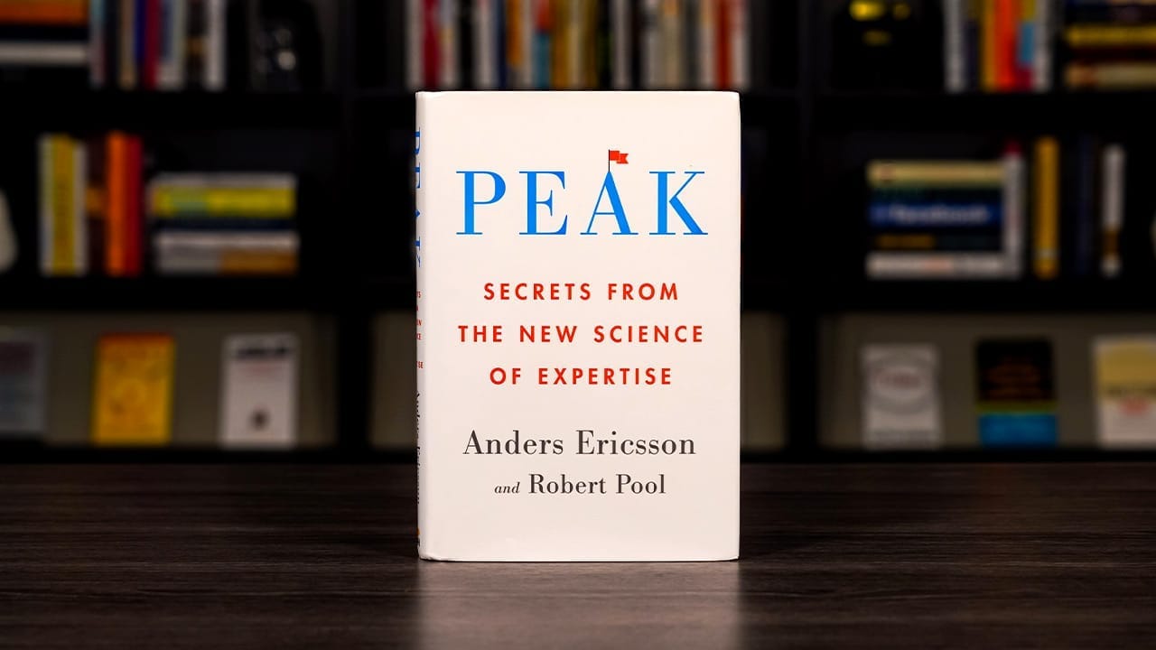 Boken Peak av Anders Ericsson och Robert Pool avslöjar hemligheter bakom expertisens vetenskap. Perfekt för dig som vill förstå och förbättra dina färdigheter. Bilden visar bokomslag med tydlig titel och författarnamn. Midcent: Teknik.