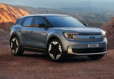 Bilden visar en modern SUV i ett ökenlandskap, perfekt för den äventyrlige resenären. Fordonsdesignen utstrålar kraft och elegans, idealisk för både stadskörning och terräng. Midcent presenterar detta fordon i kategorin Teknik, där komfort och prestanda möts för