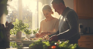 Keto-dieten kan vara en genväg till bättre hälsa Midcent - Ett par som lagar mat tillsammans i ett solbelyst kök. De skär färska grönsaker och skrattar, omgivna av krukväxter och naturligt ljus. Hemtrevligt och harmoniskt. Kategori: Mat.