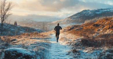 Bildens beskrivning: En man springer genom ett snöklätt, solbelyst landskap, omgiven av berg och natur. Morgonljuset skapar en harmonisk och inspirerande atmosfär. Midcent: Sport.