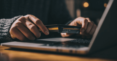 Midcent: Person använder kreditkort vid datorn i en nattlig miljö, vilket belyser det moderna digitala ekonomiska landskapet. Perfekt exempel på onlinebetalningar och teknikens inverkan på vår ekonomi. Kategori: Ekonomi.