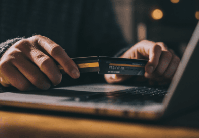 Midcent: Person använder kreditkort vid datorn i en nattlig miljö, vilket belyser det moderna digitala ekonomiska landskapet. Perfekt exempel på onlinebetalningar och teknikens inverkan på vår ekonomi. Kategori: Ekonomi.