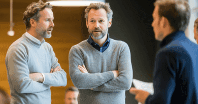 Möte på kontor: Två män engagerar sig i en diskussion med en kollega i modern arbetsmiljö. Kreativt samarbete och beslutsfattande. Midcent. Kategori: Ekonomi.