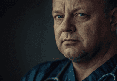 Midcent presenterar en närbild på en man iklädd sjukvårdskläder, vilket förmedlar kompetens och professionalism inom vårdbranschen. Perfekt för att betonera vikten av pålitlig vårdpersonal. Kategori: Hälsa.