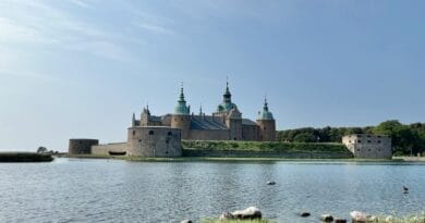 Stunning view of Kalmar Castle with its reflection in the water on a clear summer day.