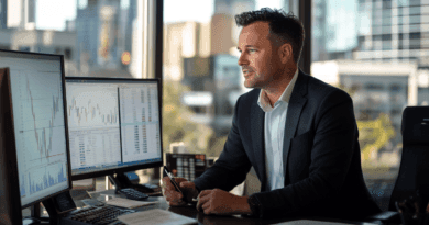 Midcent: Professionell man i modernt kontor analyserar finansiella diagram på dubbla bildskärmar. Optimerad arbetsmiljö för beslutsfattande inom affärer och investeringar. Högkoncentration och teknisk expertis. Kategori: Ekonomi.