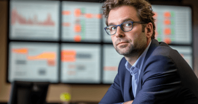 Midcent: En affärsstrateg i en modern kontorsmiljö analyserar ekonomisk data från flera skärmar. Hans blick speglas i den analyserade datan, vilket indikerar ett fokus på marknadstrender och strategisk planering. Kategori: Ekonomi.