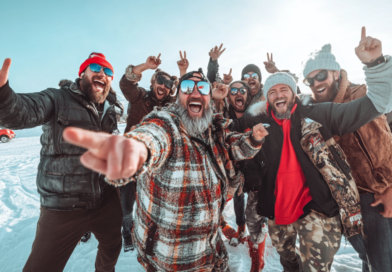 Midcent: En grupp glada människor njuter av vintern i soligt snölandskap. De bär glada ansiktsuttryck och varm vinterklädsel, vilket fångar en känsla av gemenskap och glädje. Kategori: Underhållning.