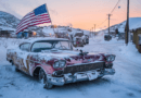 Klassisk bil täckt av snö på en vintrig gata, med en amerikansk flagga i bakgrunden. Den stämningsfulla gryningshimlen och snölandskapet skapar en nostalgisk känsla. Midcent – Resa.