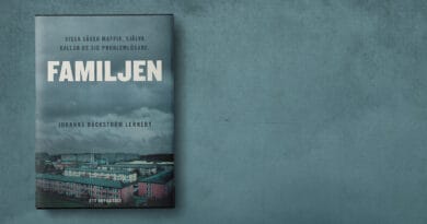Midcent - En bok med titeln Familjen av Johanna Bäckström Lerneby pryder omslaget. Boken handlar om kriminella strukturer och samhällets utmaningar. Bostadshus i bakgrunden antyder en urban miljö. Kategori: Samhälle.