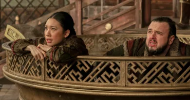 Midcent presenterar två personer i historiska kläder i en dekorativ träbalkong. Scenen fångar en känsla av spänning och förväntan i ett traditionellt miljö. Kategori: Underhållning.