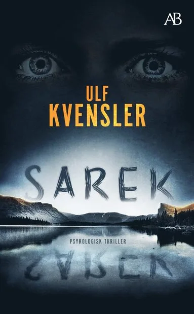Midcent: En spännande bok från Ulf Kvensler med titeln Sarek, som utforskar en psykologisk thriller. Omslaget visar en dramatisk naturbild med reflektioner och intensiva ögon, vilket skapar en mystisk stämning. Kategori: Underhållning.