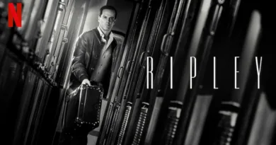 Midcent: En medelålders man på tågresan, klädd i en klassisk läderjacka, håller en resväska i en spännande och mystisk atmosfär, perfekt för den seriella thrillern Ripley från Netflix. Kategori: Underhållning.