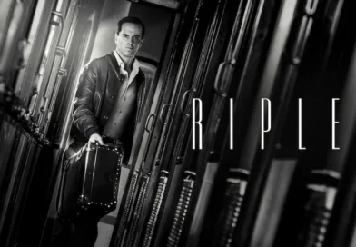 Midcent: En medelålders man på tågresan, klädd i en klassisk läderjacka, håller en resväska i en spännande och mystisk atmosfär, perfekt för den seriella thrillern Ripley från Netflix. Kategori: Underhållning.