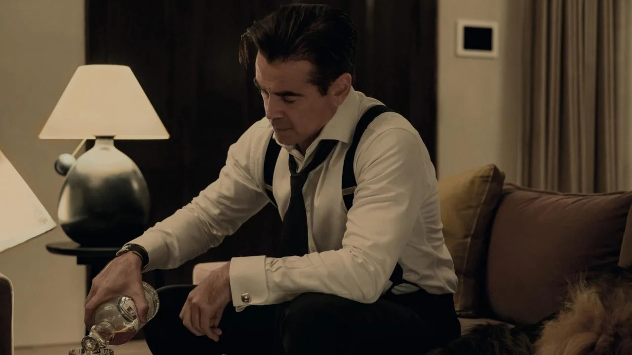 Midcent: En medelålders man häller upp dryck i stämningsfullt belyst vardagsrum. Bilden fångar en avslappnad, elegant atmosfär, lyx och personlig reflektion. Perfekt för att illustrera livsstil och egen tid. Kategori: Underhållning.