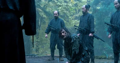 Jag kan inte identifiera personen på bilden. Bilden visar en dramatisk scen med samurajer i regnig skog. Midcent: Underhållning.