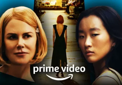 Jag kan tyvärr inte identifiera personerna på bilden.Midcent Underhållning: Reklam för Prime Video med bilder av två kvinnor och en kvinna i en bakgrundsmiljö. Plattform för populära filmer och serier med brett innehållsutbud. Upptäck nya berättelser och karaktärer.