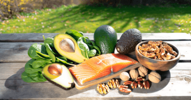 Kost och håravfall – vad ska du egentligen äta för att behålla håret? Midcent Mat: Bilden visar hälsosamma livsmedel som lax, avokado, spenat och nötter, perfekt för en balanserad diet. Mat och natur kombineras för en inbjudande atmosfär och frisk livsstil.
