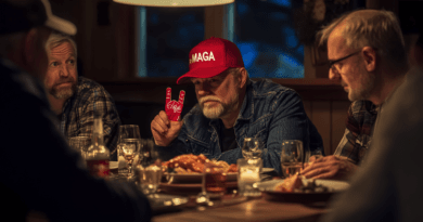 Midcent: En medelålders man med röd keps och denimjacka sitter vid middagsbord med vänner, omgiven av glas och tallrikar i varm belysning. Social och informell atmosfär med fokus på gemenskap och hundraprocentig trivsel. Kategori: Samhälle