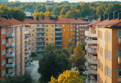 Midcent presenterar färgglada flerfamiljshus i en grönskande stadsdel, perfekt för storstadslivet i harmoni med naturen, med moderna fasader och vackra omgivningar. Upplev det bästa av stadskärnans boende. Kategori: Samhälle.