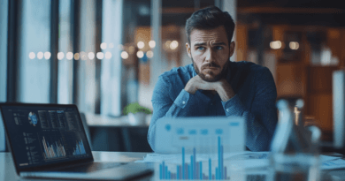 Midcent: En medelålders man framför en dator med datadiagram, visuellt stressad. Affärsmiljö med fokus på ekonomiska utmaningar och arbetsrelaterade beslut. Business casual-klädsel. Kategorin: Ekonomi.