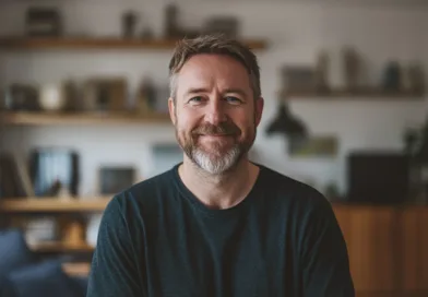 Midcent presenterar en medelålders man som sitter i ett modernt vardagsrum med ljusa trädetaljer. Perfekt för artiklar om inredningsdesign och hemtrevlig atmosfär. Kategori: Samhälle.